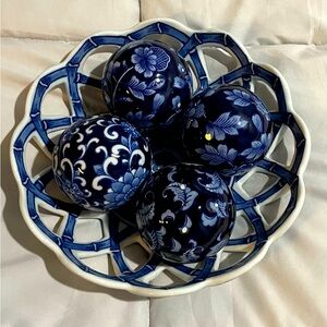 Blue & White Bowl Delft Style Asian Inspired Open Woven Bowl & 4 matching balls